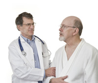 Un profesional de la salud visita a un hombre mayor con problemas cognitivos