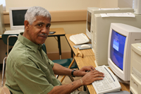 Un hombre mayor busca información en la computadora