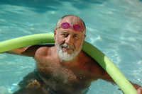 Un hombre nada en una piscina para hacer ejercicio