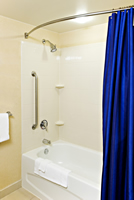 Una ducha modificada que tiene barras de apoyo para mayor seguridad