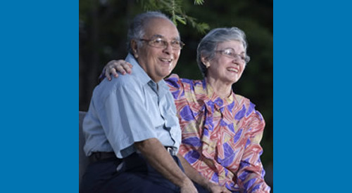 pareja feliz hablando