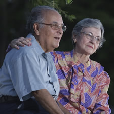 Una pareja de personas de edad avanzada sentadas en una banco