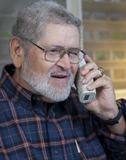 Un hombre hablando por teléfono