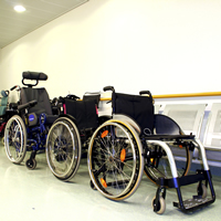 Tres tipos diferentes de sillas de ruedas colocadas en fila